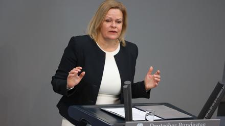 Bundesinnenministerin Nancy Faeser (SPD) lässt Möglichkeiten für Asylverfahren außerhalb der EU prüfen.