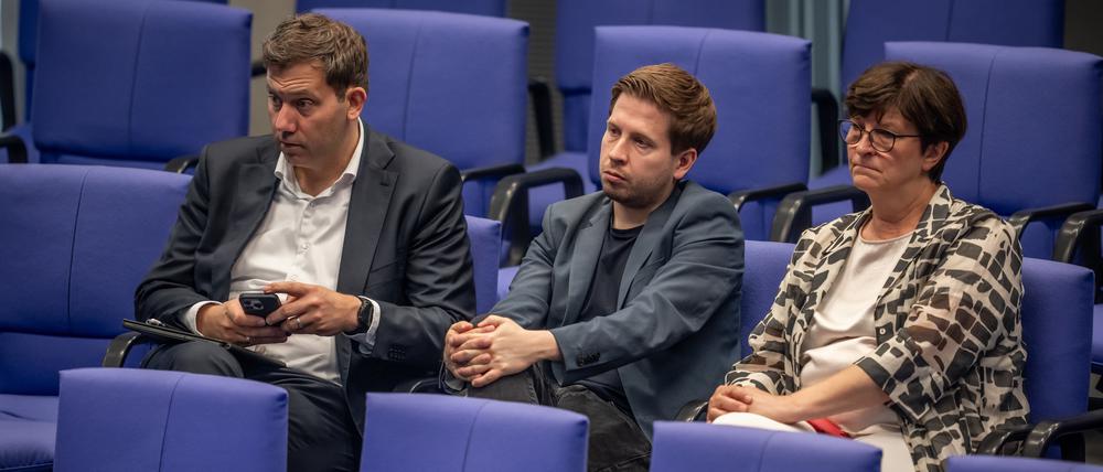Kühnert mit Klingbeil und Esken am 6. Juli bei einer Debatte im Bundestag.