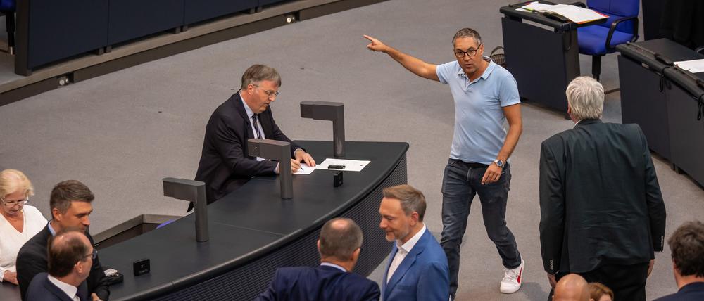 Michael Schrodi (SPD) läuft brüllend durch den Plenarsaal in Richtung Union und kassiert dafür ein Ordnungsgeld in der letzten Sitzung vor der Sommerpause im Bundestag.
