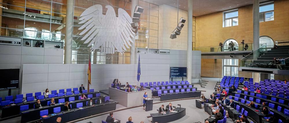 Abgeordnete nehmen an der Sitzung des Bundestags teil. Thema der Sitzung des Bundestags ist unter anderem das Bundes-Klimaschutzgesetz. 