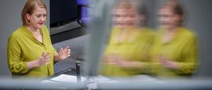 Lisa Paus (Bündnis 90/Die Grünen), Bundesministerin für Familie, Senioren, Frauen und Jugend, spricht bei der Sitzung des Bundestags.