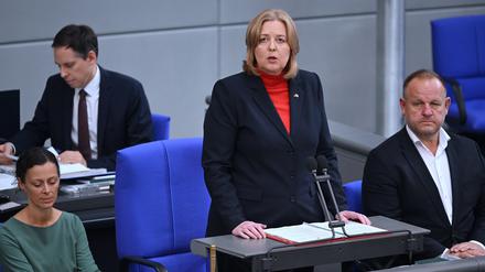 11.10.2023, Berlin: Bärbel Bas (M, SPD), Bundestagspräsidentin, nimmt an der Schweigeminute des Deutschen Bundestages für die Opfer des Hamas-Großangriffs teil. Foto: Britta Pedersen/dpa +++ dpa-Bildfunk +++