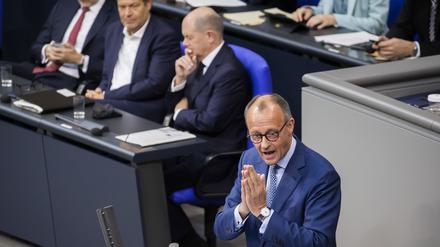 Friedrich Merz (rechts), CDU-Bundesvorsitzender und Unions-Fraktionsvorsitzender, spricht im Plenum des Deutschen Bundestages vor Bundeskanzler Olaf Scholz (SPD).