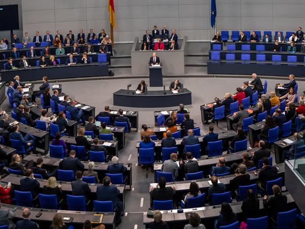 Die Regierungserklärung des Regierungschefs im Bundestag wurde mit Spannung erwartet. Der Kanzler konnte die hohen Erwartungen an seinen Auftritt nach Ansicht der Opposition nicht erfüllen.