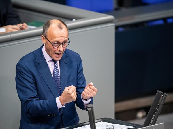 „Sie können es nicht.“ Oppositionsführer Friedrich Merz (CDU) attackierte Bundeskanzler Olaf Scholz in seiner Rede hart.