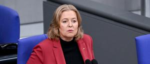 Bärbel Bas, Präsidentin des Deutschen Bundestages, eröffnet die Sitzung des Bundestags.