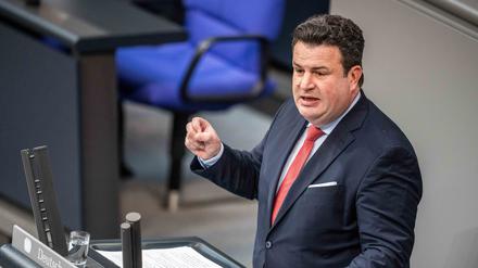 Hubertus Heil (SPD), Bundesminister für Arbeit und Soziales, spricht im Deutschen Bundestag. 