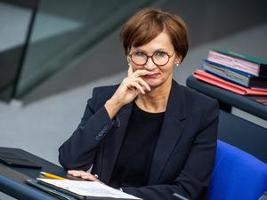 Bettina Stark-Watzinger (FDP), Bundesministerin für Bildung und Forschung, verfolgt eine Debatte im Plenarsaal im Bundestag.