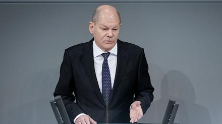 Bundeskanzler Olaf Scholz (SPD) gibt bei der Sitzung des Bundestags eine Regierungserklärung.