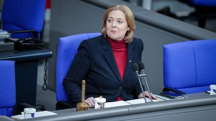 Bärbel Bas (SPD), Bundestagspräsidentin, nimmt an der Sitzung des Bundestags teil. 