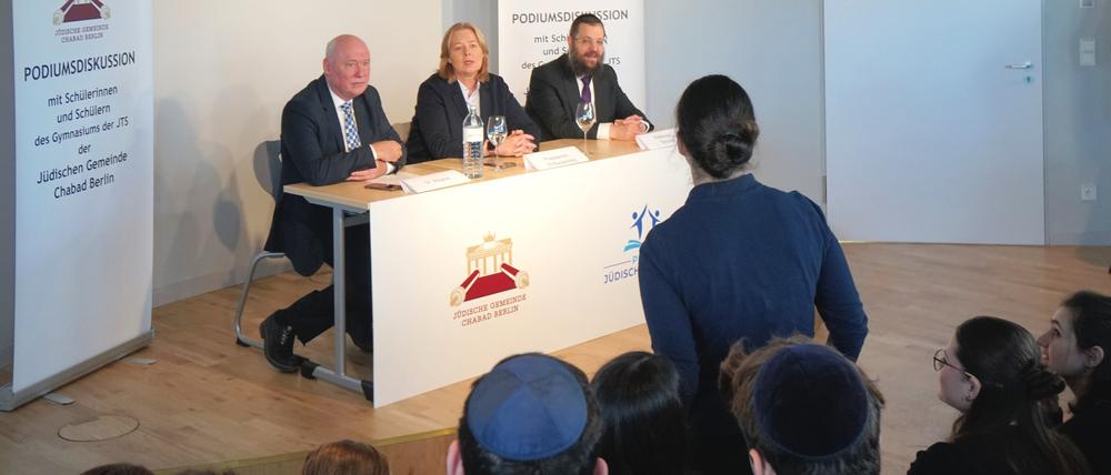 In der Schule der Jüdischen Gemeinde Chabad Berlin diskutierten der Lehrer Volker Wagner, Bundestagspräsidentin Bärbel Bas und der Rabbiner Yehuda Teichtal (hinten v.l.) mit Kindern und Jugendlichen.