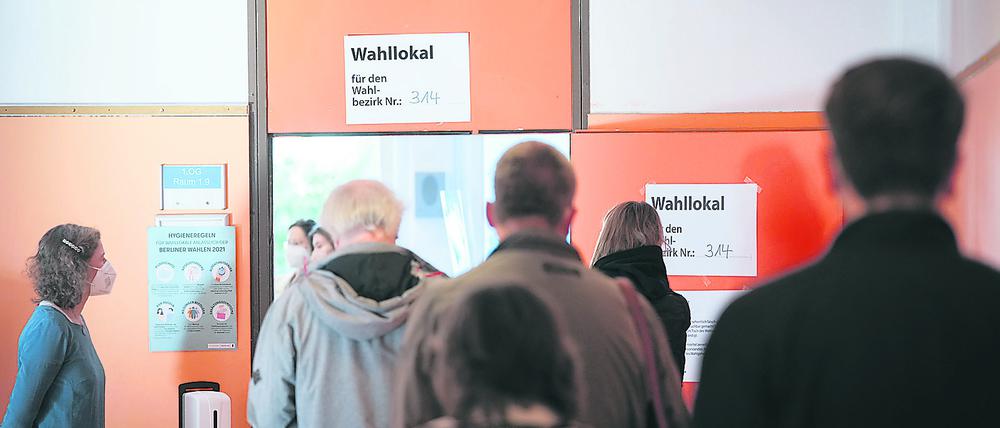 So soll es beim nächsten Mal nicht aussehen: Wähler stehen im September 2021 in einer Schlange vor dem Wahllokal für die Bundestagswahl und die Wahl des Abgeordnetenhauses. 