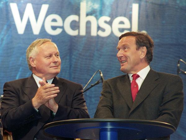 Dem SPD-Kanzlerkandidaten Gerhard Schröder applaudiert der Parteivorsitzende Oskar Lafontaine (links) am 22. August 1998.