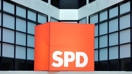 Das Logo der SPD ist in der SPD-Parteizentrale in Berlin zu sehen. (Symbolbild)