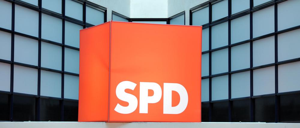 Das Logo der SPD in der SPD-Parteizentrale in Berlin, dem Willy-Brandt-Haus.