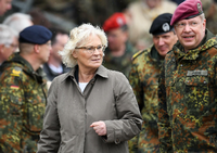 Bundesverteidigungsministerin Christine Lambrecht (SPD) und Oberst Andreas Brendel, aufgenommen bei einem Appell in der Fürst-Wrede-Kaserne.