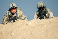 Das Schulterpatch der Nato-Mission auf der Uniform einer Bundeswehrsoldaten in Afghanistan.