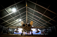 Ein Tornado der Bundeswehr steht nachts im Zelt auf der Air Base Incirlik.