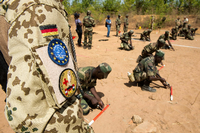 Bundeswehrsoldaten bilden Pioniere der malischen Armee aus.