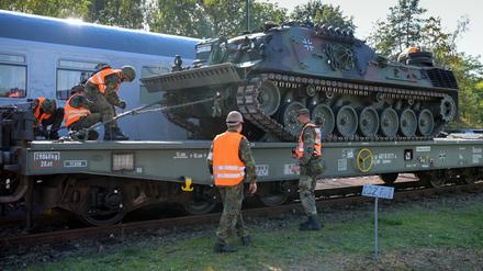 Eine Bergepanzer vom Typ Leopard 1 wird bei einer Übung auf einen Güterwagen verladen.