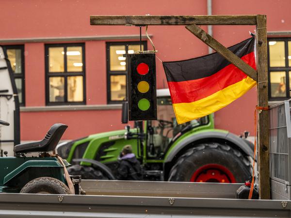 Auf dem Protestzug in Erfurt wird ein Galgen mit einer daran befestigten Ampel gezeigt.
