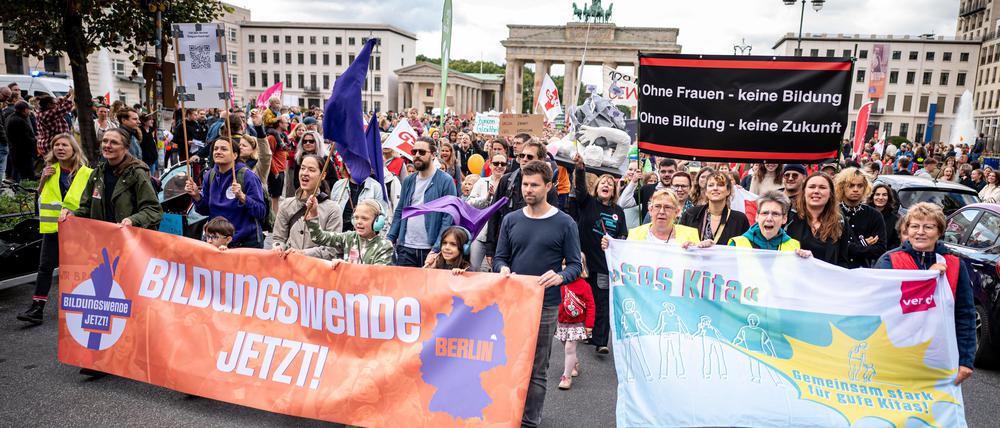 Teilnehmer der bundesweiten Bildungsproteste halten auf dem Pariser Platz vor dem Brandenburger Tor ein Banner.