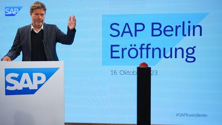 16.10.2023, Berlin: Bundeswirtschaftsminister Robert Habeck (Bündnis 90/Die Grünen) spricht zur Eröffnung des neuen Berliner Standorts des Softwareunternehmens SAP. Foto: Soeren Stache/dpa +++ dpa-Bildfunk +++