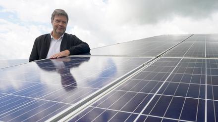 Robert Habeck (Bündnis 90/Die Grünen), Bundesminister für Wirtschaft und Klimaschutz, während seines Besuchs im Solarpark Klein Rheide. 