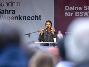 Sahra Wagenknecht spricht bei einer Wahlkampfveranstaltung vom Bündnis Sahra Wagenknecht (BSW) zur Europawahl auf dem Chlodwigplatz. 