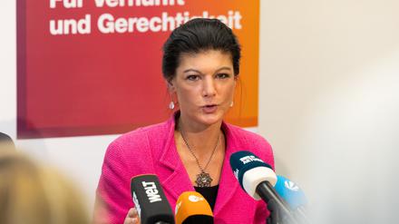 Sahra Wagenknecht, Parteivorsitzende Bündnis Sahra Wagenknecht - für Vernunft und Gerechtigkeit (BSW), spricht während einer Pressekonferenz zu Journalisten. Gegenstand der PK ist die inhaltliche und personelle Vorstellung des Bündnisses in Rheinland-Pfalz. 
