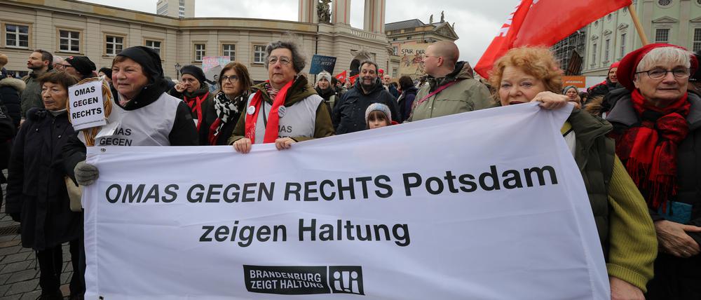 Bürgerinitiative "Omas gegen rechts" auf einer Demonstration auf dem Alten Markt in Potsdam.