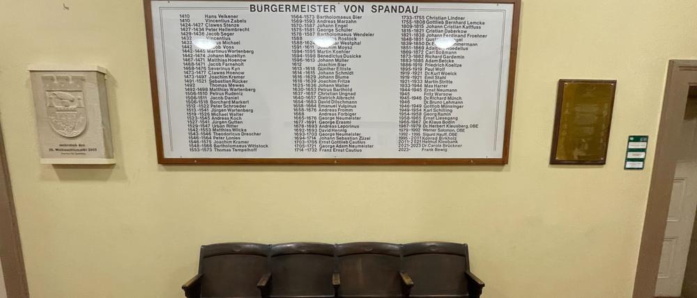 Bürgermeister Tafel Rathaus Berlin-Spandau mit und ohne Namen des Bürgermeisters