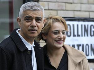 Der Kandidat der Londoner Labour-Partei für das Amt des Bürgermeisters, Sadiq Khan, und seine Frau Saadiya Ahmed kommen zur Stimmabgabe.