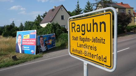 Ortseingangsschild von Raguhn mit AfD-Wahlwerbung.