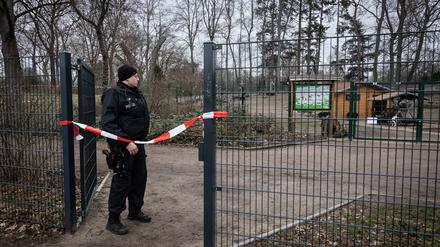 Polizeiabsperrungen am und im Bürgerpark Pankow nach dem Tötungsdelikt an fünfjährigem Mädchen.
