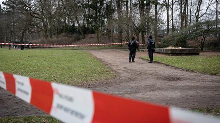 Polizeiabsperrungen am und im Bürgerpark Pankow nach dem Tötungsdelikt an fünfjährigem Mädchen.
