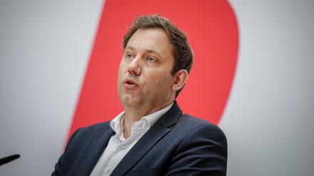 Lars Klingbeil, SPD-Bundesvorsitzender, äußert sich auf einer Pressekonferenz nach der Bremer Bürgerschaftswahl im Willy-Brandt-Haus.