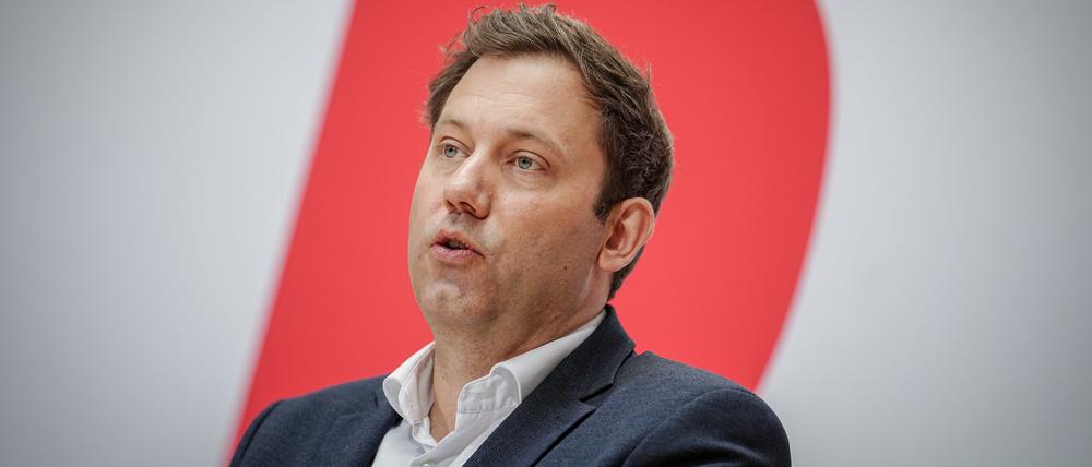 Lars Klingbeil, SPD-Bundesvorsitzender, äußert sich auf einer Pressekonferenz nach der Bremer Bürgerschaftswahl im Willy-Brandt-Haus.