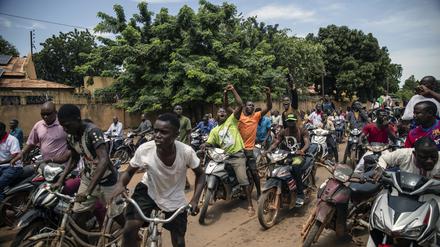 Junge Männer auf den Straßen Burkina Fasos