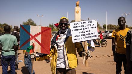 Ein Demonstrant fordert den Abzug der französischen Truppen vom Stützpunkt Kamboisin bei Ouagadougou. 