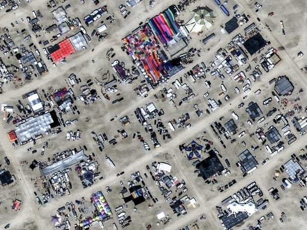 Dieses Satellitenfoto zeigt einen Überblick über das Burning Man Festival in Black Rock. 