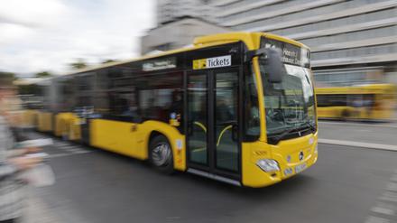 Ein Bus fährt am Zoologischen Garten in Berlin vorbei.