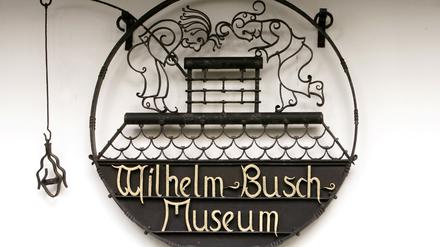 Eine in Schmiedeeisen gefertigte Szene aus „Max und Moritz“ hängt am Wilhelm-Busch-Geburtshaus in Wiedensahl (Niedersachsen).