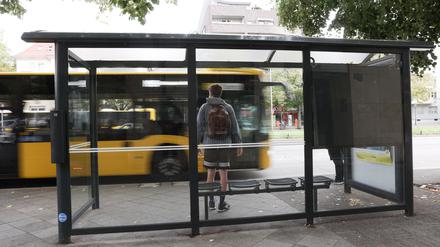 Ein BVG-Bus hält an einer Bushaltestelle. Der Sozialverband VdK setzt sich dafür ein, dass Bushaltestellen flächendeckend barrierefrei sein müssen. (zu dpa: «Sozialverband VdK mahnt barrierefreie Bushaltestellen an») +++ dpa-Bildfunk +++
