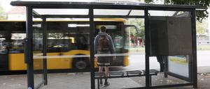 Ein BVG-Bus hält an einer Bushaltestelle. Der Sozialverband VdK setzt sich dafür ein, dass Bushaltestellen flächendeckend barrierefrei sein müssen. (zu dpa: «Sozialverband VdK mahnt barrierefreie Bushaltestellen an») +++ dpa-Bildfunk +++