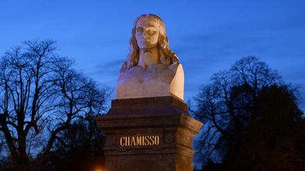 Die Büste von Adelbert von Chamisso steht im Monbijoupark an der Oranienburger Straße.