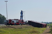 Rettungskräfte sind an der Stelle eines Busunfalls in der Nähe von Slavonski Brod in Kroatien im Einsatz.