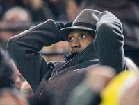 Inspektor Clouseau im Westfalenstadion? Nein, Dortmunds Pierre-Emerick Aubameyang verfolgt das Spiel auf der Tribüne.