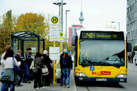BVG-Bus der Linie 240 auf dem Weg zur Storkower Straße in Prenzlauer Berg.