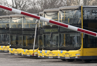 In Parkformation. Die meisten BVG-Busse werden am Freitag bis 12 Uhr nicht fahren.